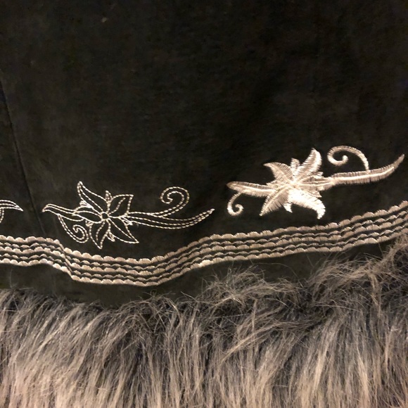 HOST PICK!🙀🤩😍3/30 Taut Black Genuine Leather Embroidered Fur Jacket - Picture 7 of 16
